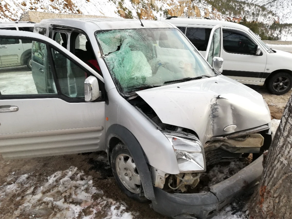 Aracın Üzerine Kaya Düştü: 4 Yaralı