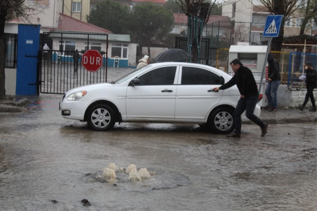 Ayvalık\'ta Caddeler Göle Döndü