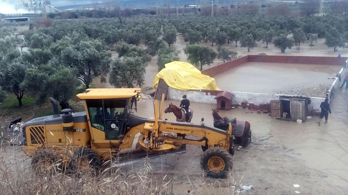 Bakırçay Deresi Taştı, Atlar Mahsur Kaldı