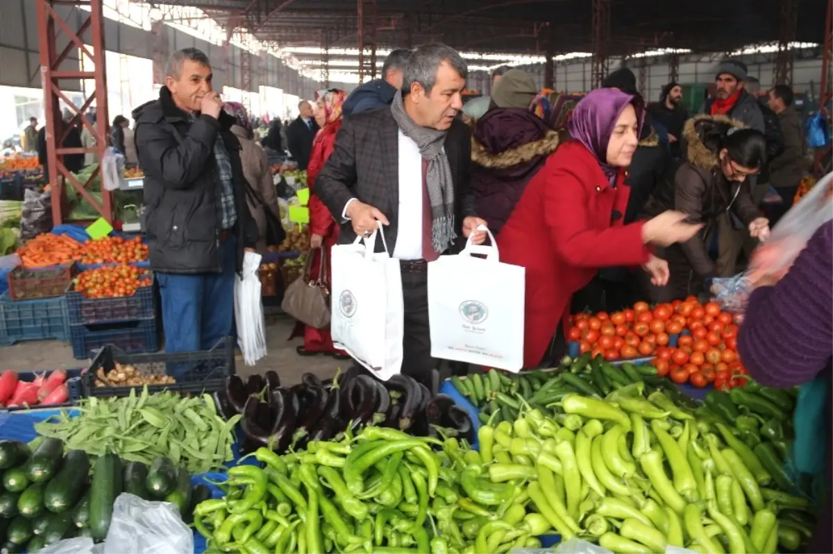 Başkan Yılmaz Pazar Çantası Dağıttı