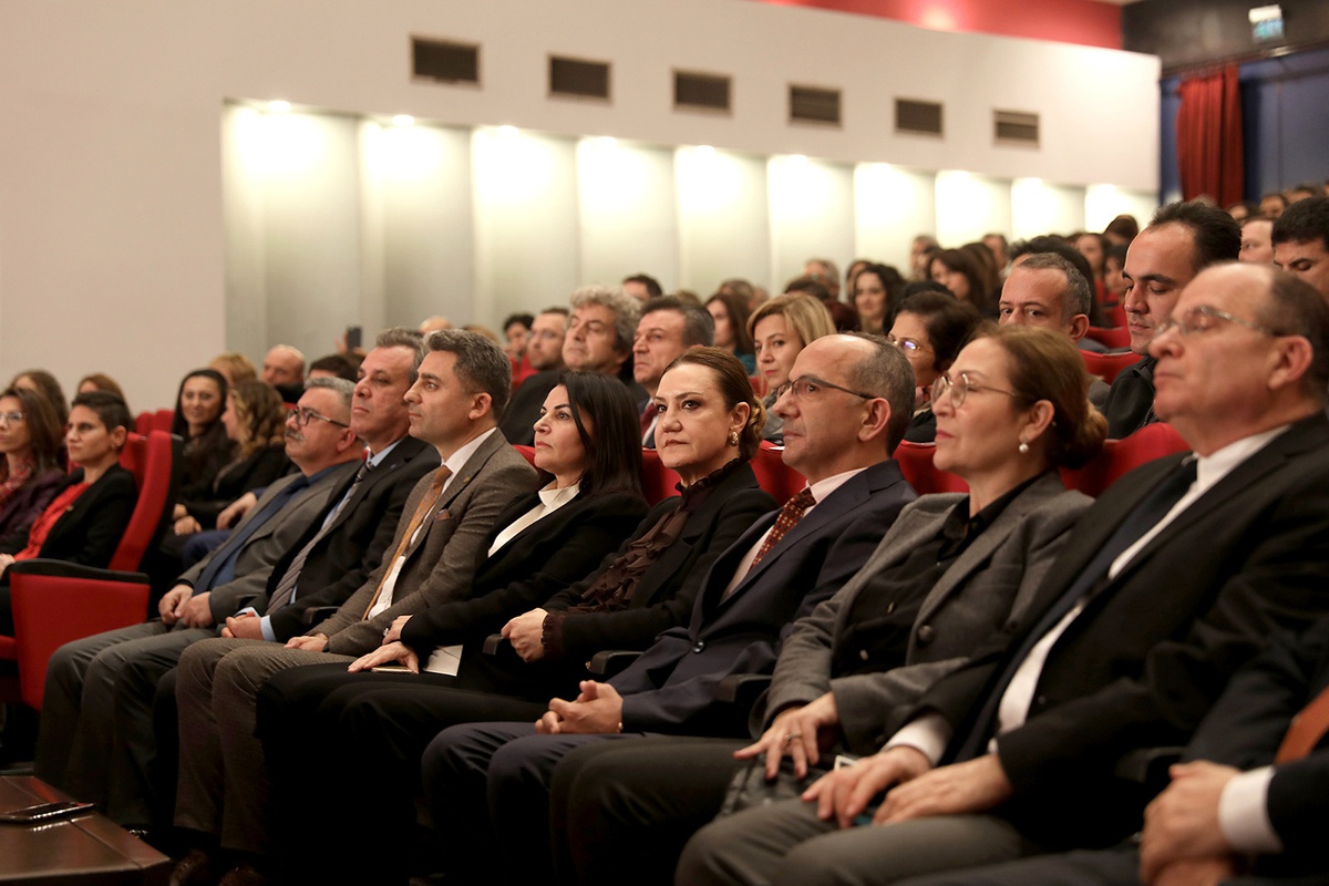 Deü\'de Akademisyenler İçin Kutlama Töreni