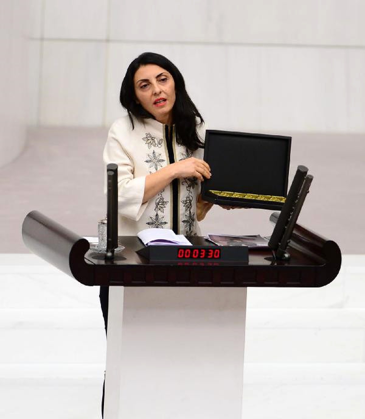 Emine Arık\'ın Tazminatını Yakan Boş Çikolata Kutusu TBMM Kürsüsünde