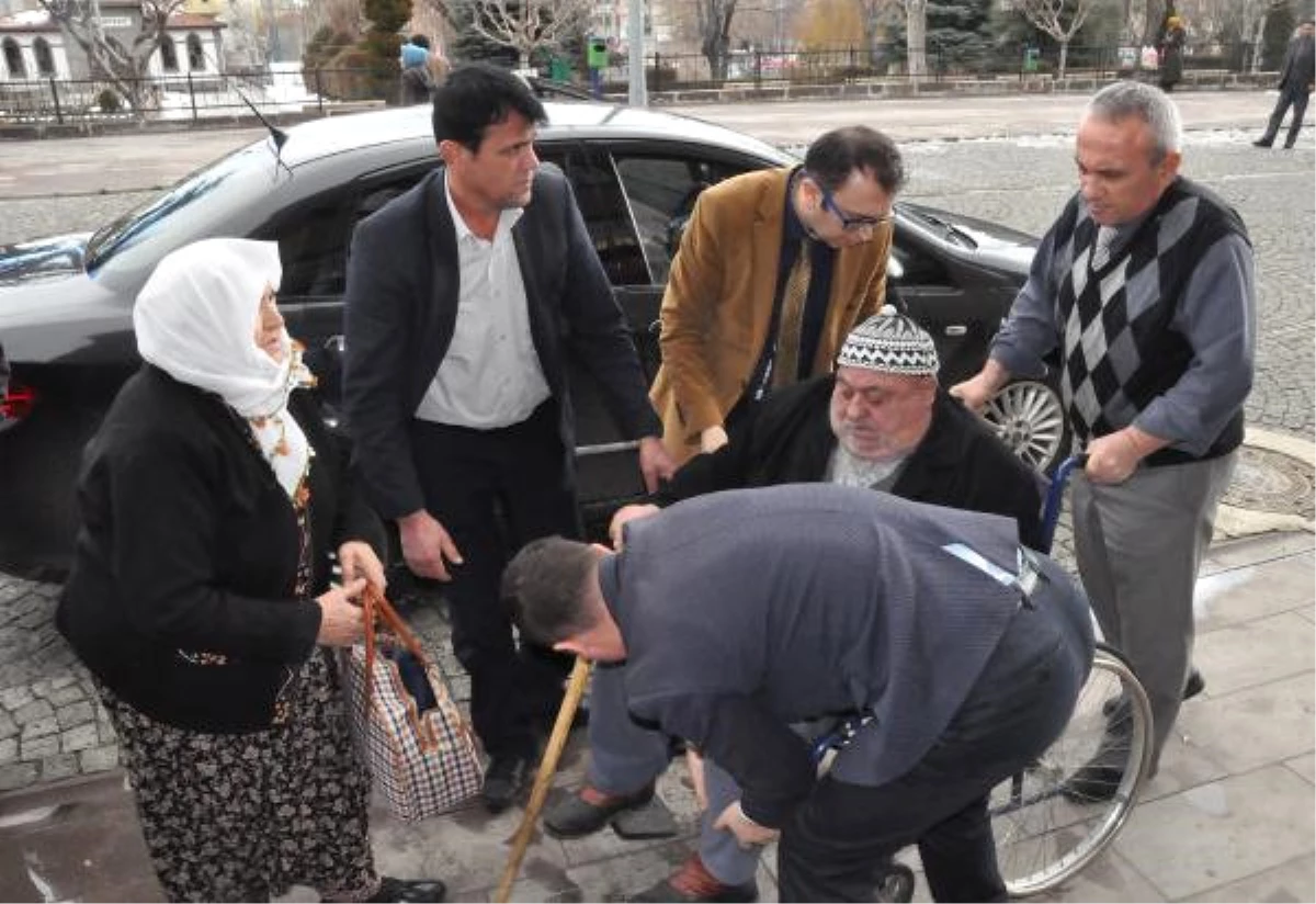 Engelli Aile, Nüfus Müdürlüğü\'ne Müdürün Makam Aracıyla Getirildi