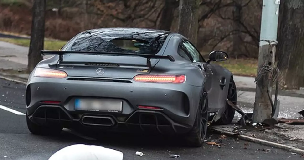 Eski Galatasaraylı Semih Kaya, Lüks Arabasıyla Direğe Çarptı