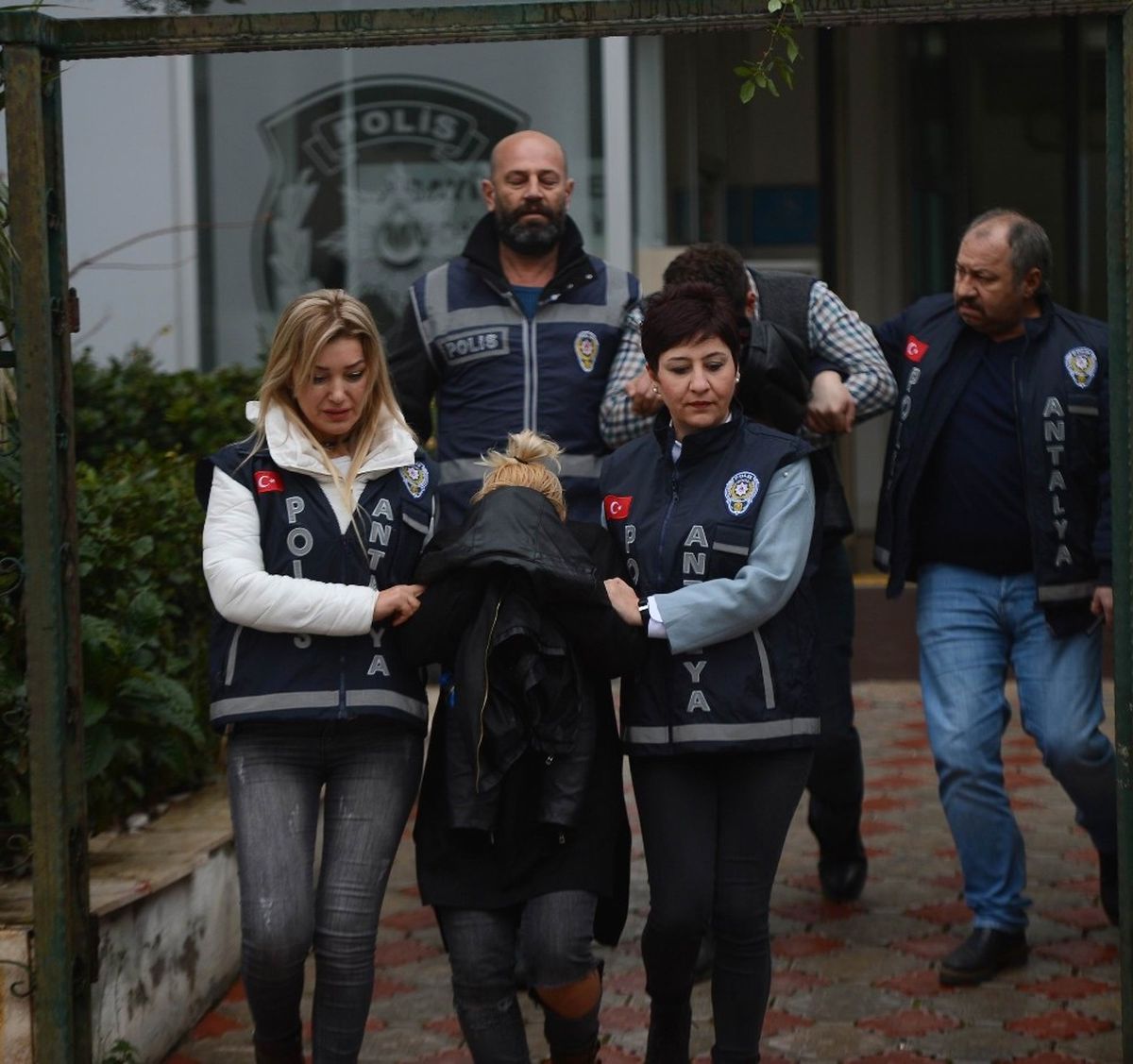 Eve Davet Edilen Şahsa Uygunsuz Görüntülerle Şantaj ve Darp İddiası