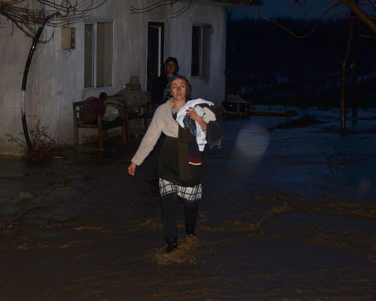 Evleri ve Damları Sular Altında Kaldı