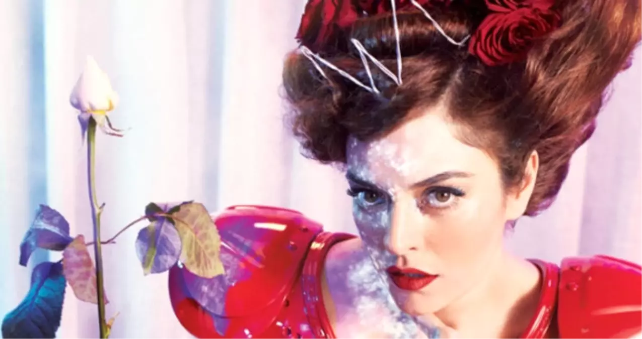 "Alice Harikalar Diyarında"nın Kraliçesi Ezgi Mola Kimdir?