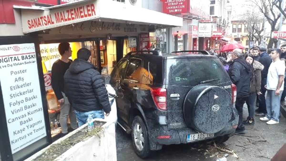 Fren Yerine Gaza Bastı, Önce 2 Kişiye Çarptı, Ardından Kırtasiyeye Daldı