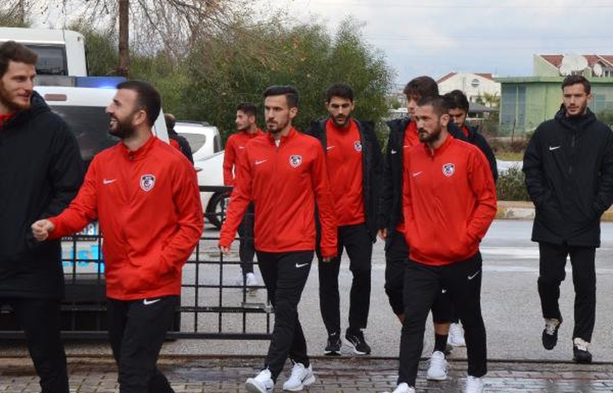 Futbolcular, Dinler Bahçesi\'nde Cuma Namazı Kıldı