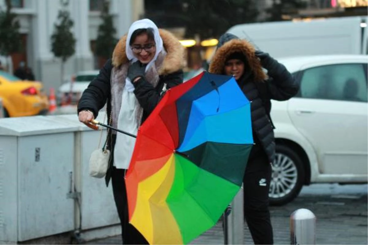 İstanbul\'da Sağanak Yağmur ve Şiddetli Rüzgar