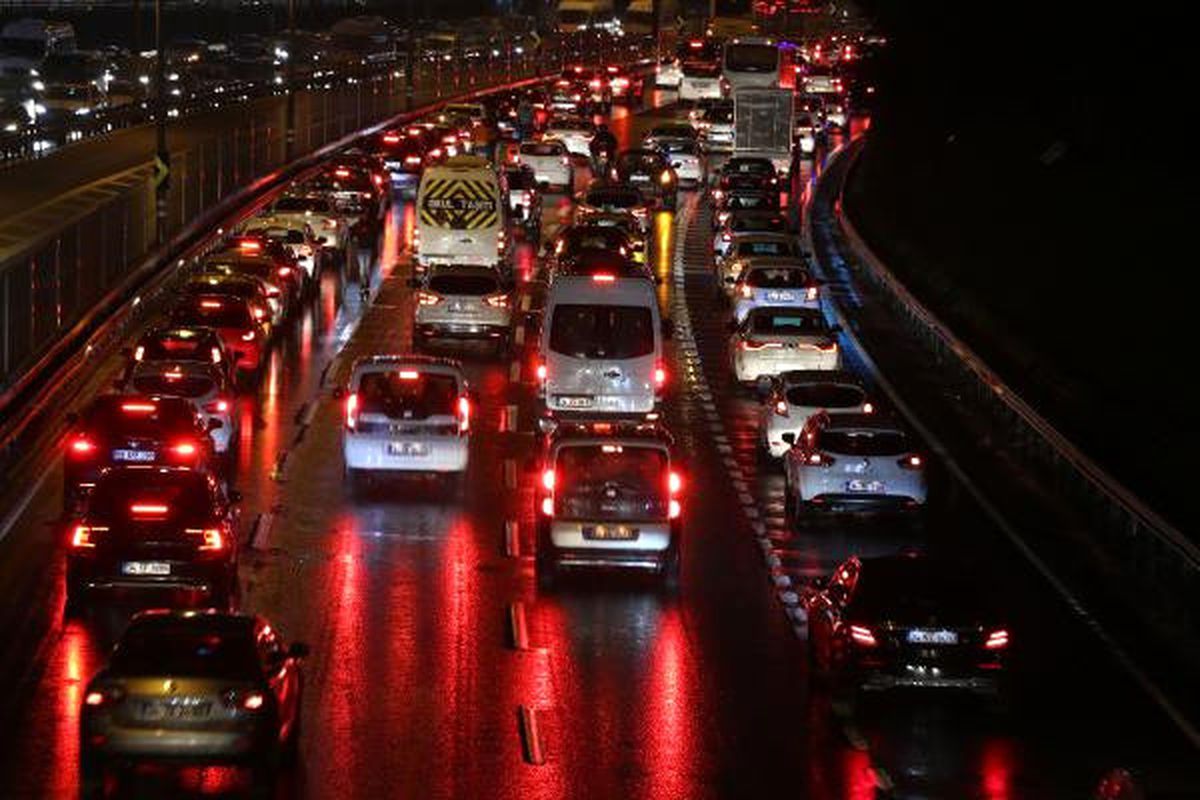 İstanbul\'da Yağmur ve Trafik Yoğunluğu