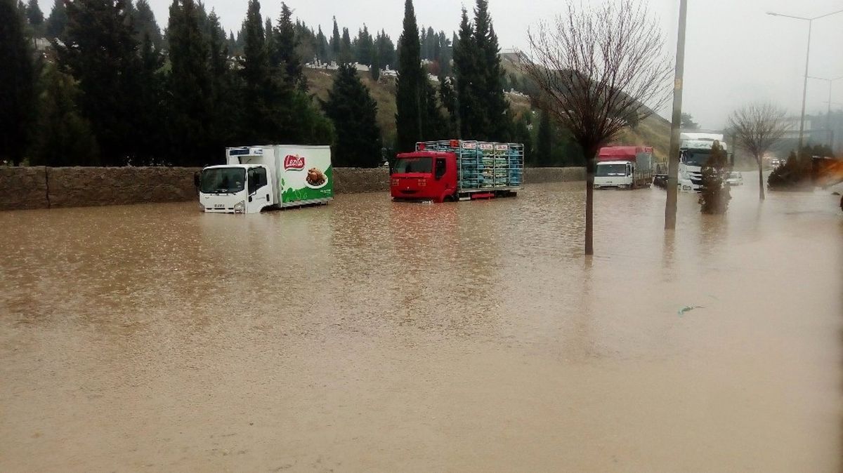 İzmir\'de Aşırı Yağıştan Yol Kapandı