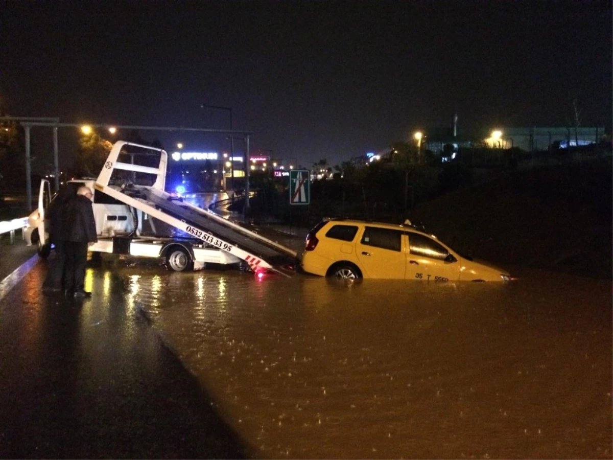 İzmir\'de Sağanak Yağış Hayatı Olumsuz Etkiledi