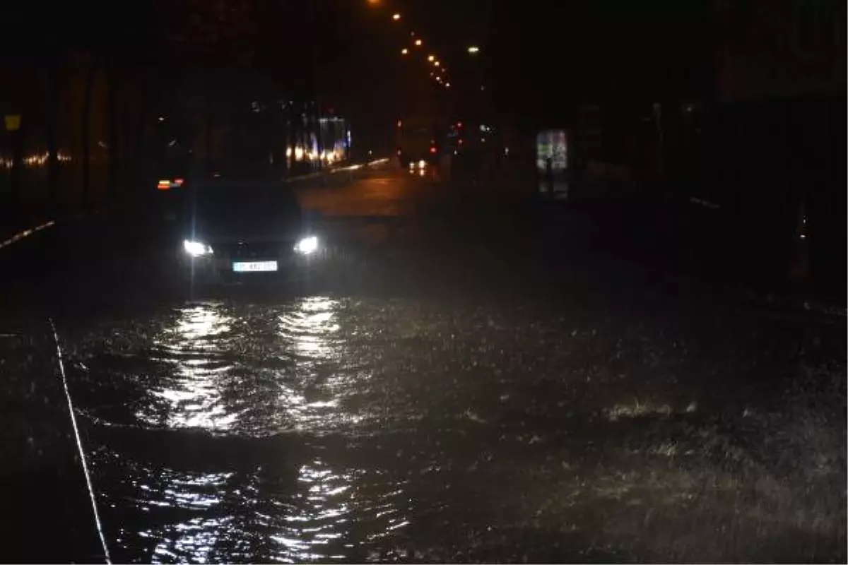 İzmir\'i Sağanak Vurdu