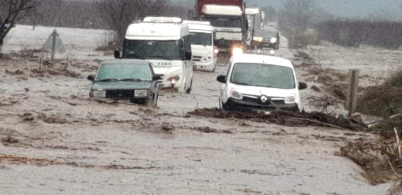 İzmir Tire-Belevi Karayolu Sel Nedeniyle Trafiğe Kapandı