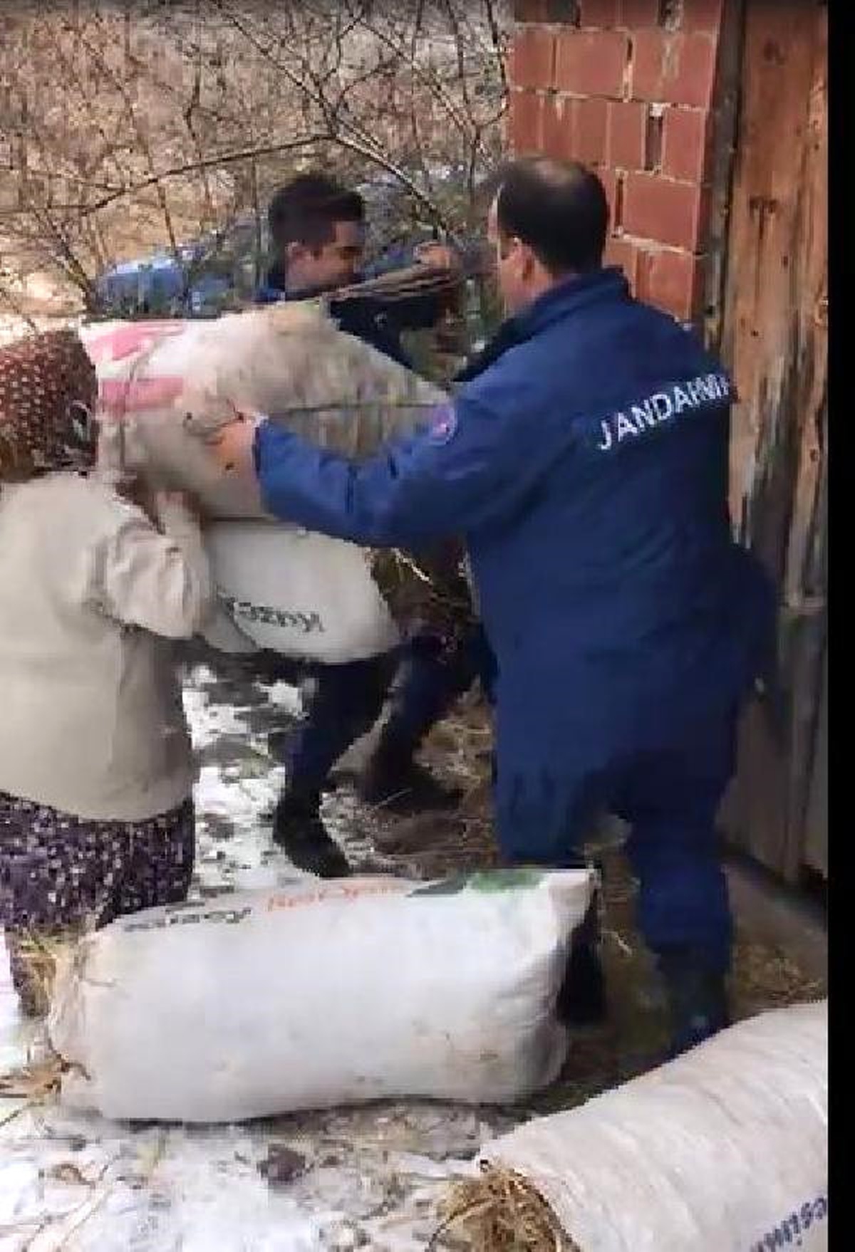 Jandarma 70 Yaşındaki Kadının Yükünü Taşıdı