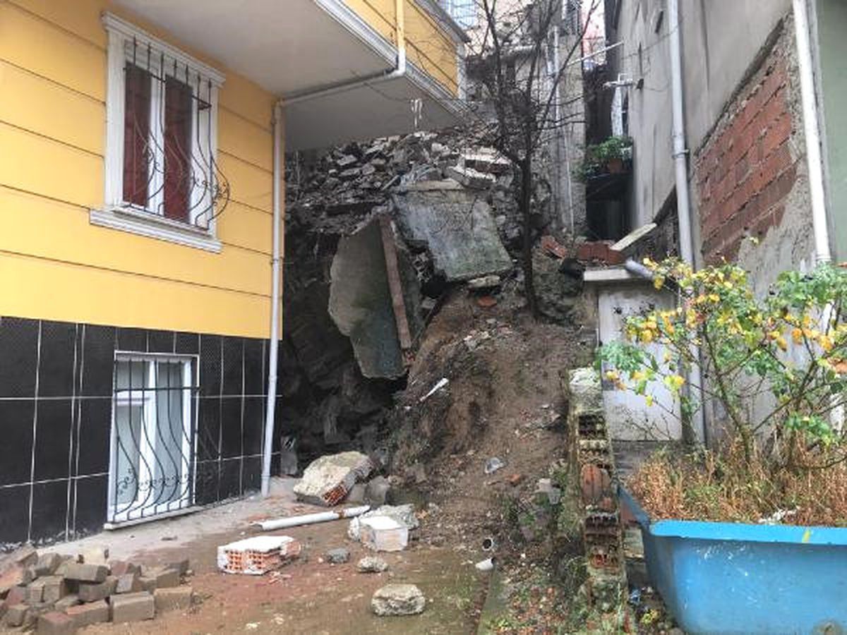 Kağıthane\'de Bir Binanın İstinat Duvarında Çökme (1)