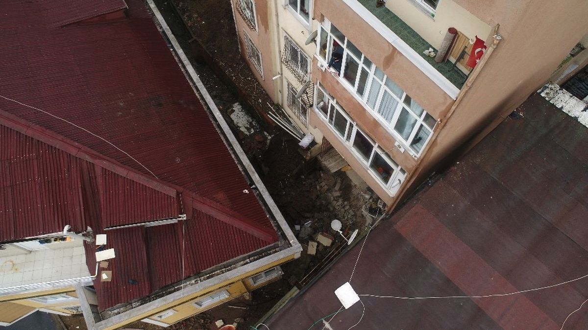 Kağıthane\'de Çöken İstinat Duvarı Havadan Görüntülendi