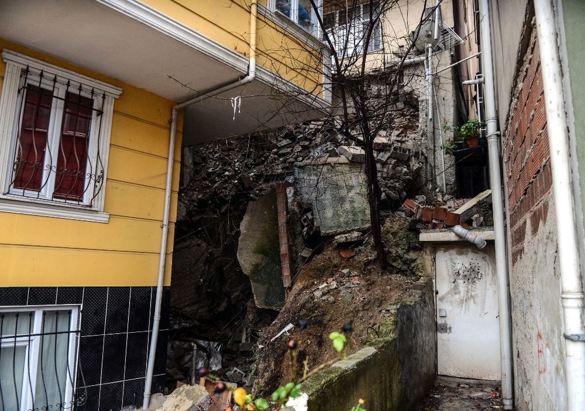 Kağıthane\'de İstinat Duvarı Çöktü, Bitişikteki 2 Bina Boşaltıldı