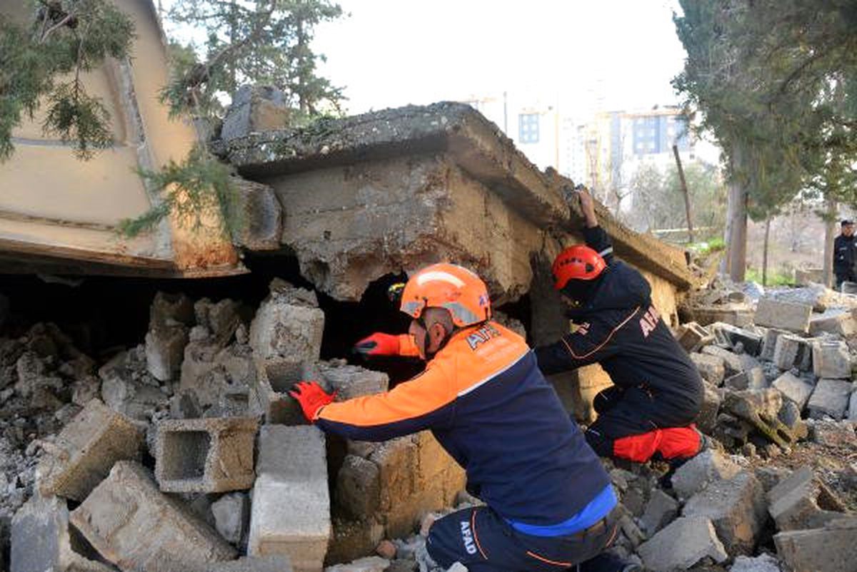 Kahramanmaraş\'ta Bina Çöktü