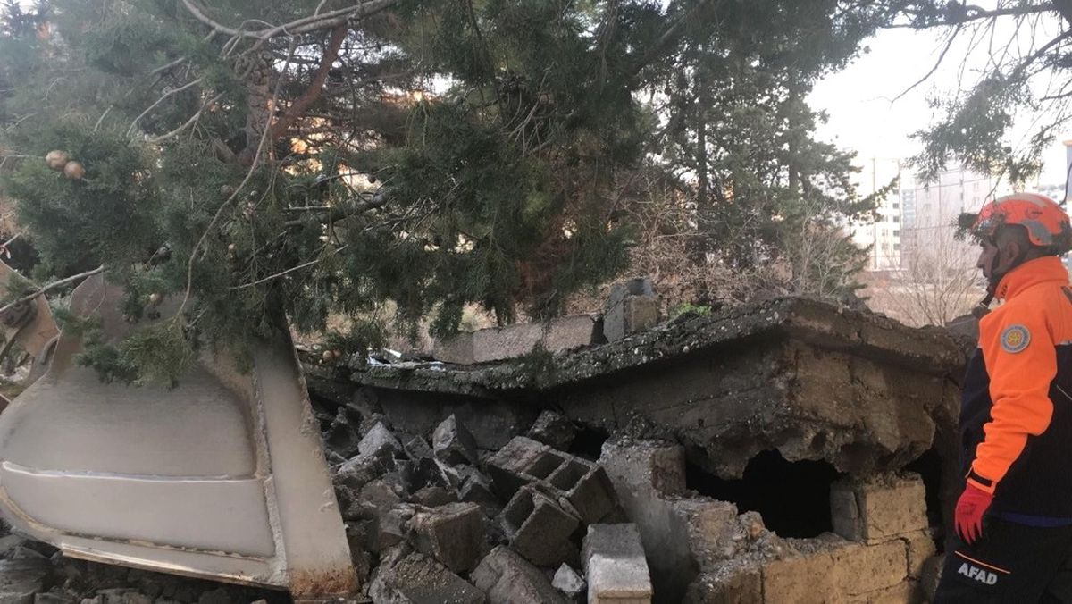 Kahramanmaraş\'ta Metruk Bina Çöktü