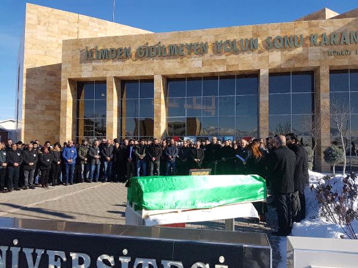 Kalp Krizinden Ölen Öğretim Görevlisi Cemal Diribaş Tunceli\'de Toprağa Verildi