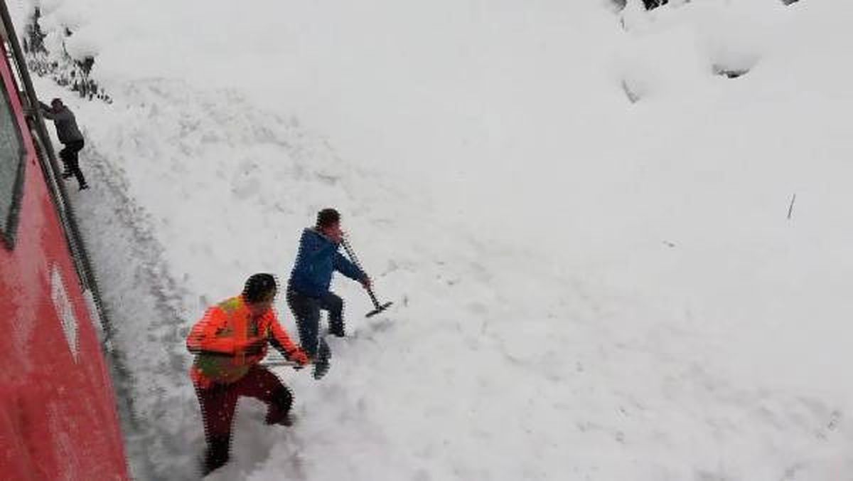 Kar Altında Mahsur Kalan Keçiyi Tren Yolu İşçileri Kurtardı