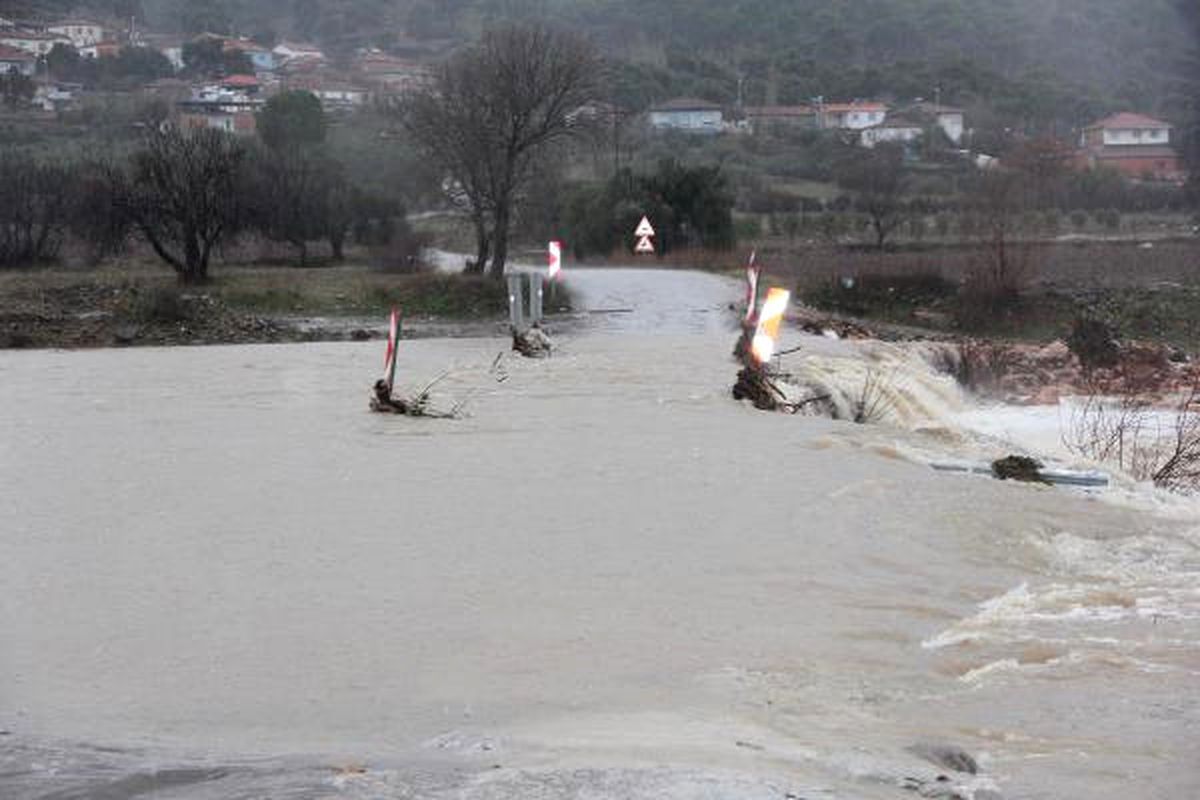 Karadere Çayı Taştı, Yol Trafiğe Kapandı