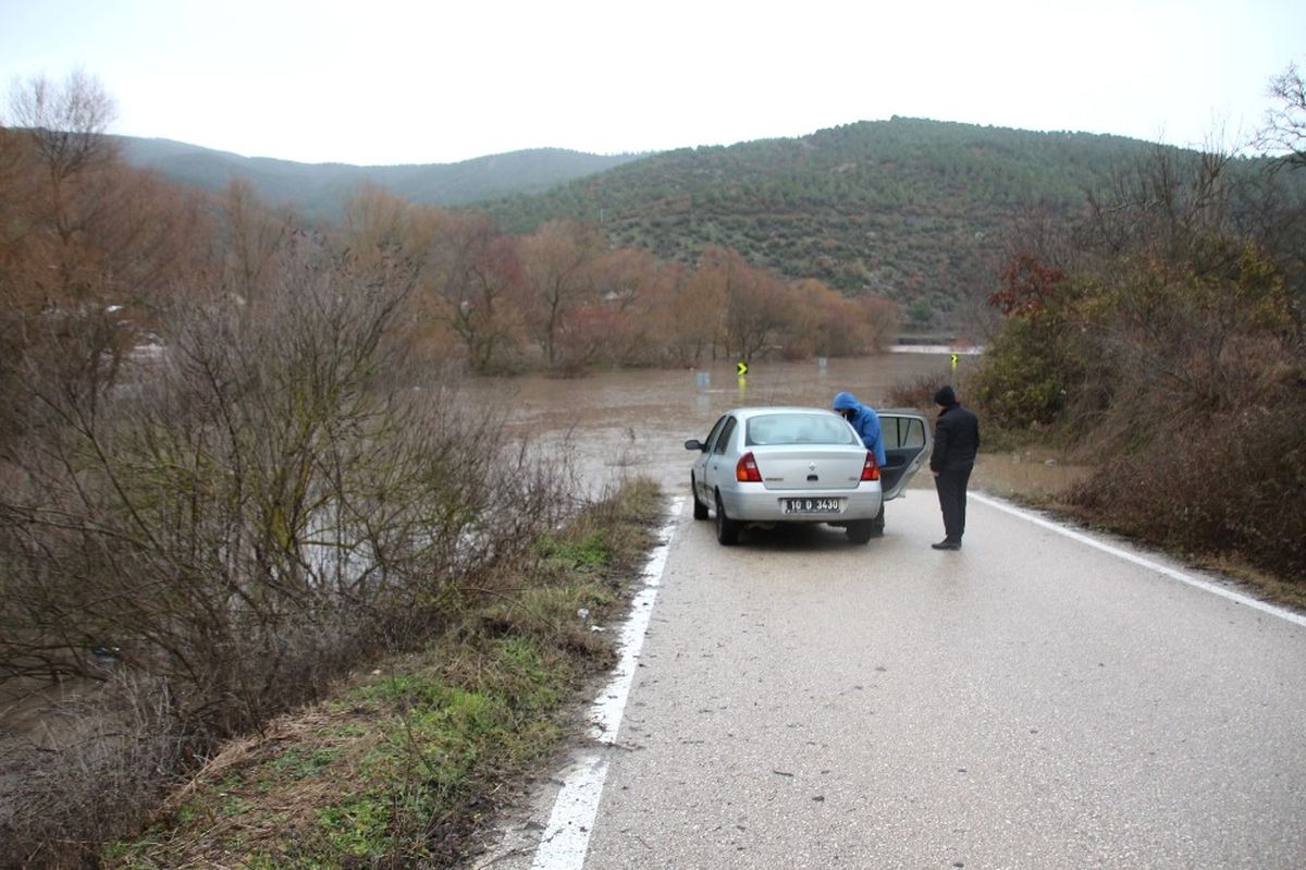 Kepsut\'ta Aşırı Yağış Yolu Kapattı