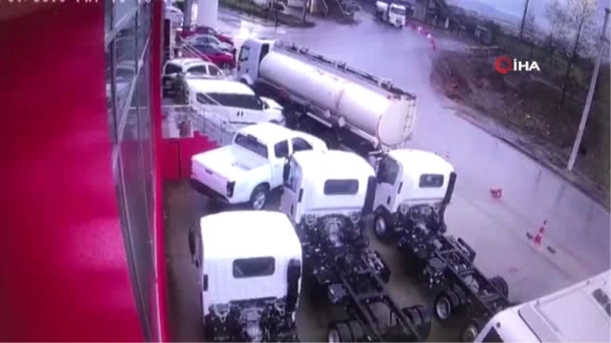 Kontrolden Çıkan Tanker Oto Galeri Önündeki Araçların Arasına Böyle Daldı