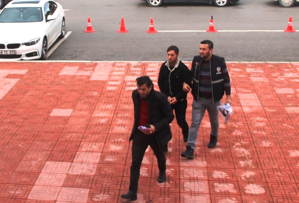 Kuyumcu Duvarını Balyozla Kırıp, 50 Bin Liralık Altın Çaldılar