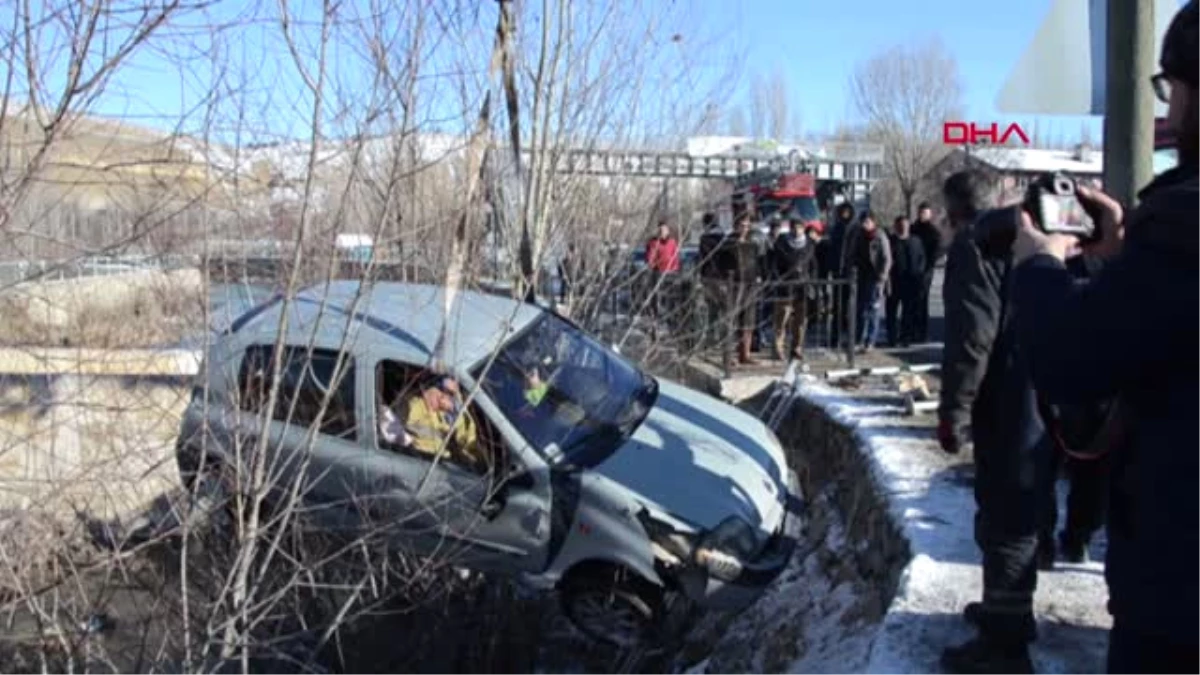 Malatya Şarampole Düşen Otomobil, Ağaca Çarptı 3 Yaralı