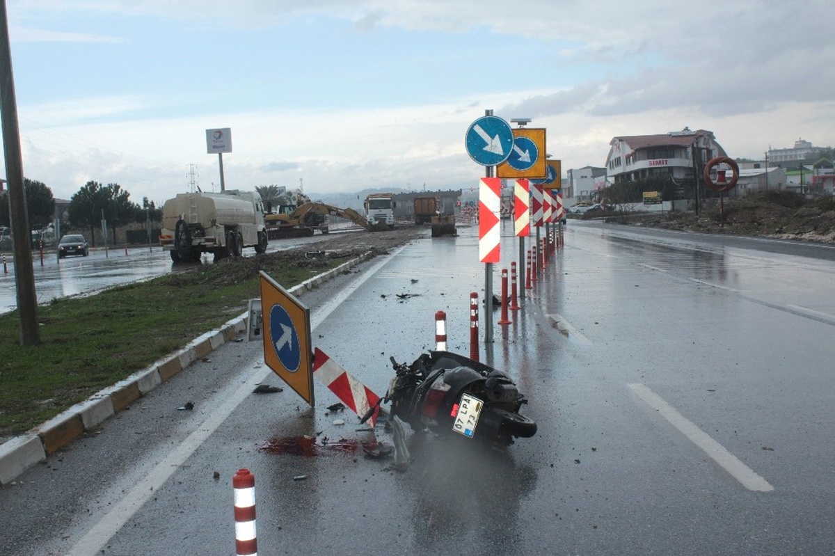 Manavgat\'ta Motosiklet Trafik Uyarı Levhasına Çarptı