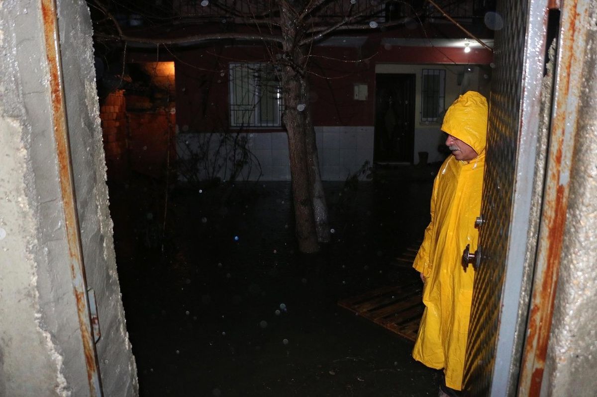 Manisa\'da Şiddetli Yağış Su Baskınlarına Neden Oldu
