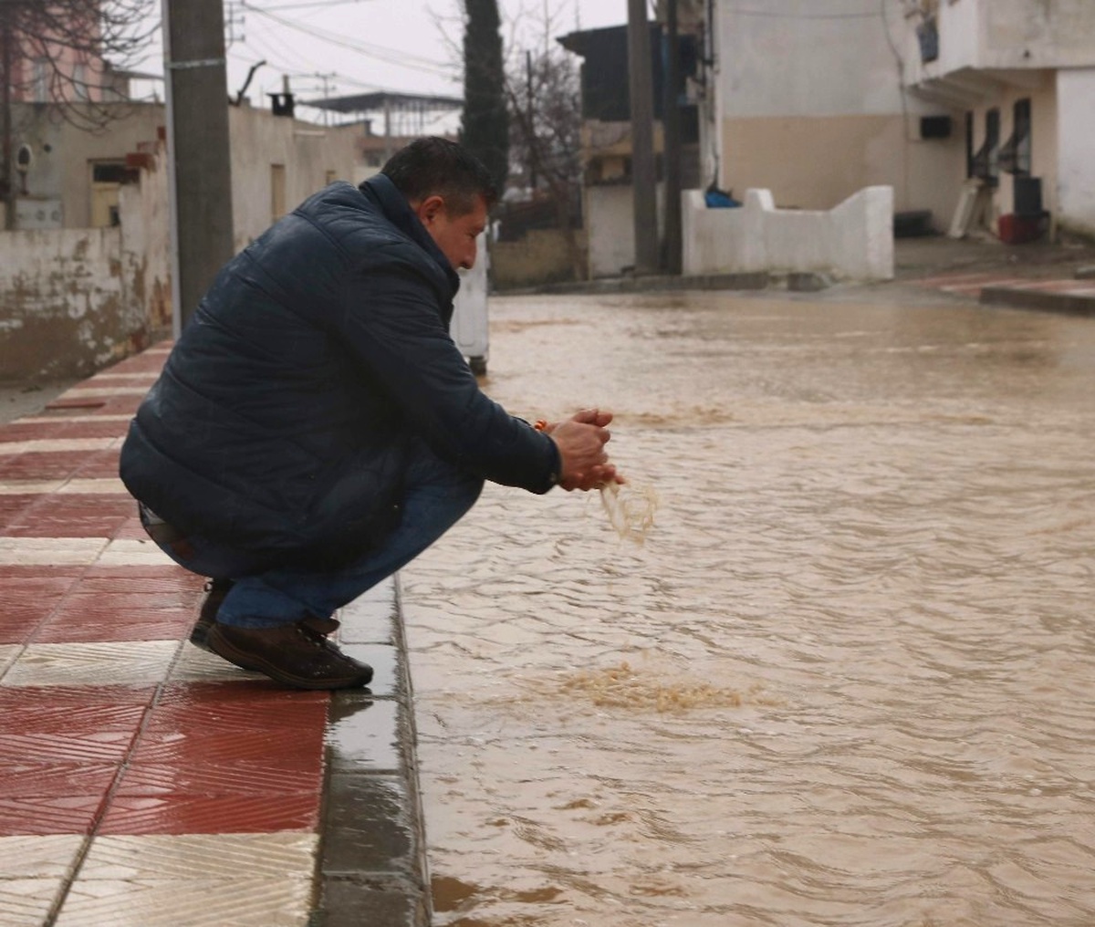 Manisa\'da Sulama Kanalları Taştı, Evler Su Altında Kaldı