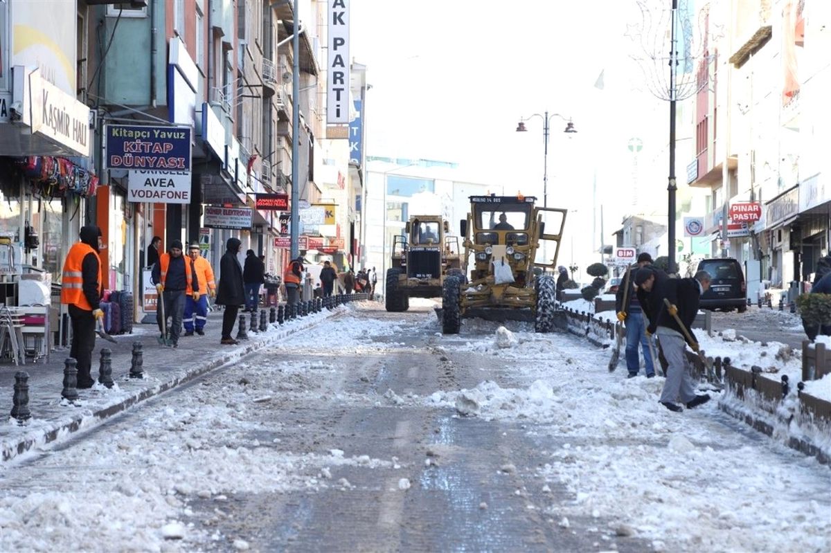 Nevşehir\'de Belediye Ekipleri Kar Temizliği Yapıyor
