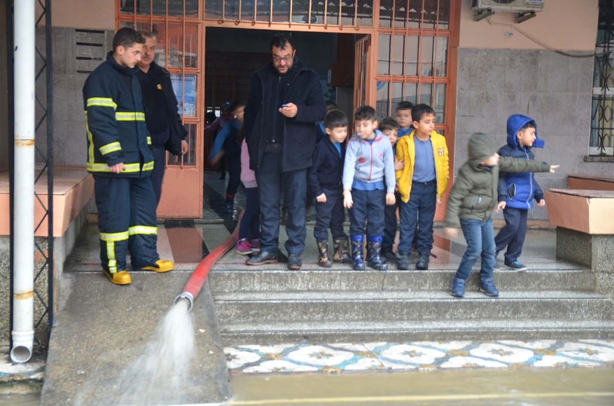 Okulun Bodrumunu Su Bastı, Irlamaz Çayı Taşma Noktasına Geldi
