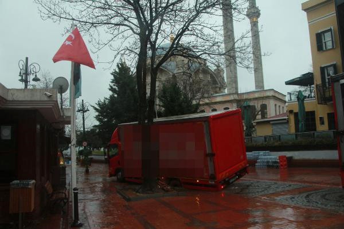 Ortaköy\'de Kamyon Yoldaki Çukura Düştü