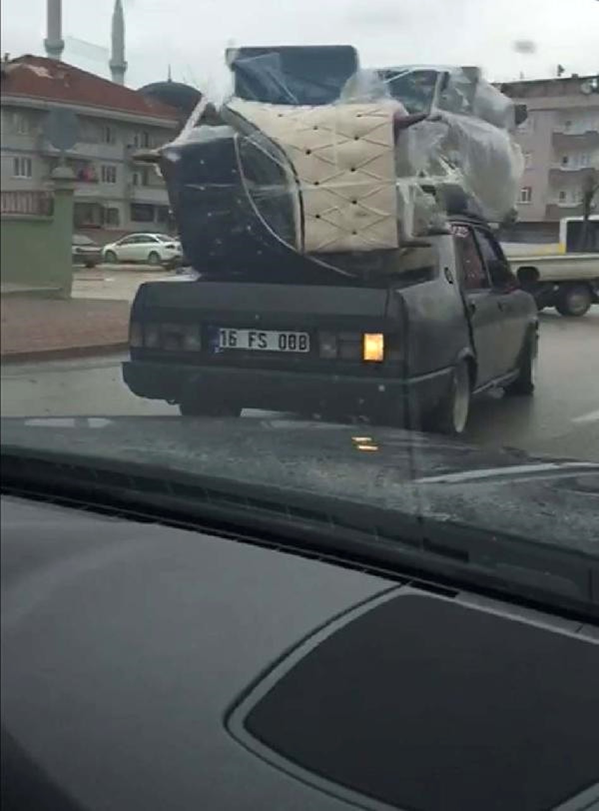 Otomobilin Üzerinde Koltuk Takımı Taşıdı