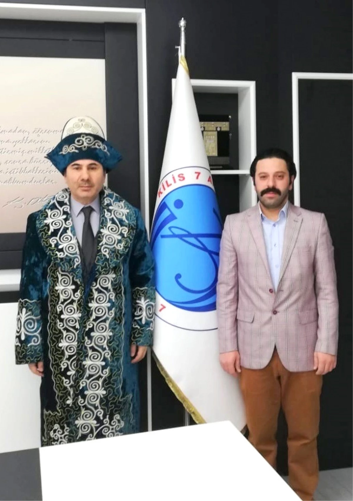 Rektör Karacoşkun\'a Kazakistan\'ın Geleneksel Kıyafeti Şapan Hediye Edildi
