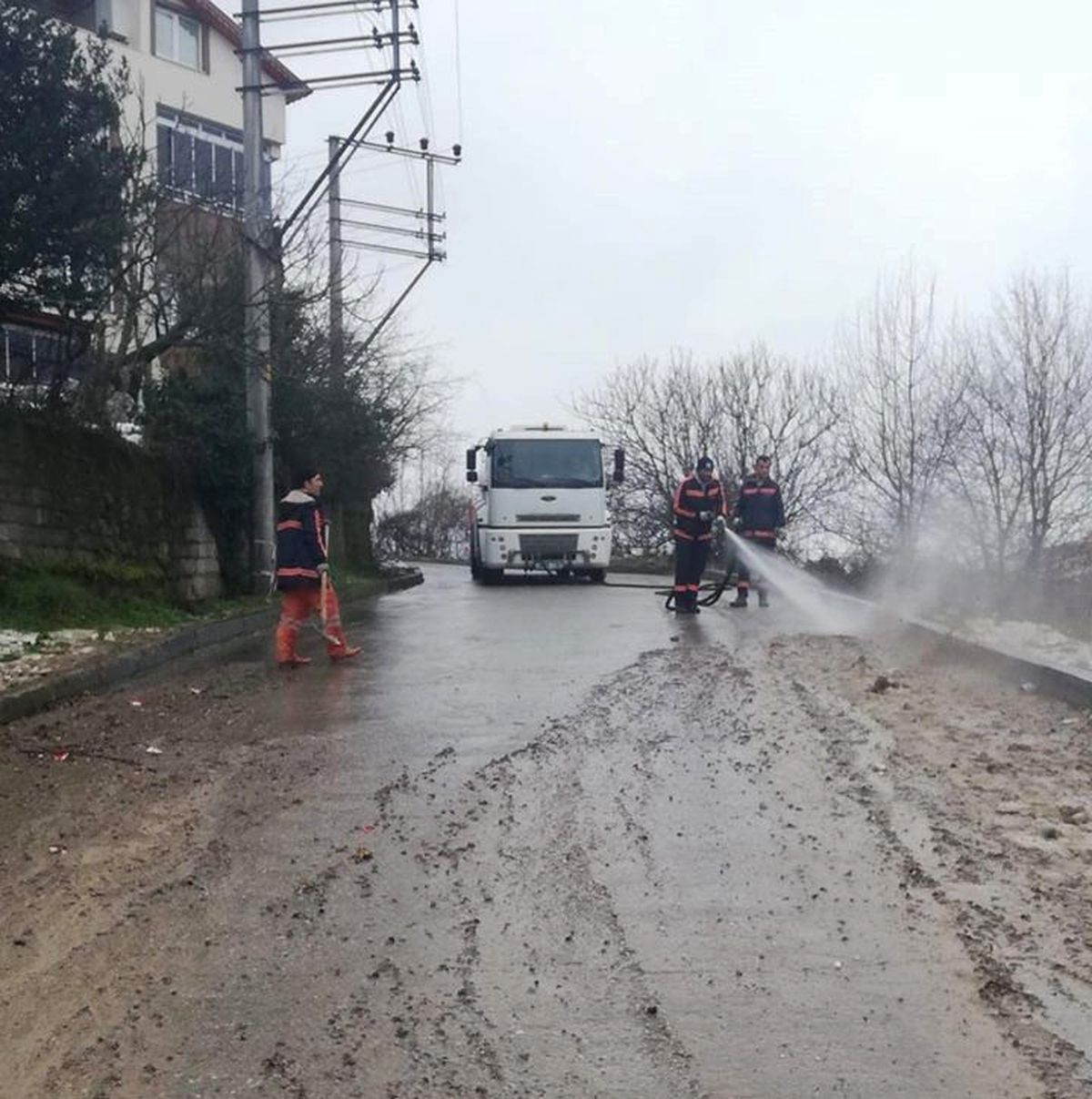 Risk Oluşturan Yollar Yıkanıyor