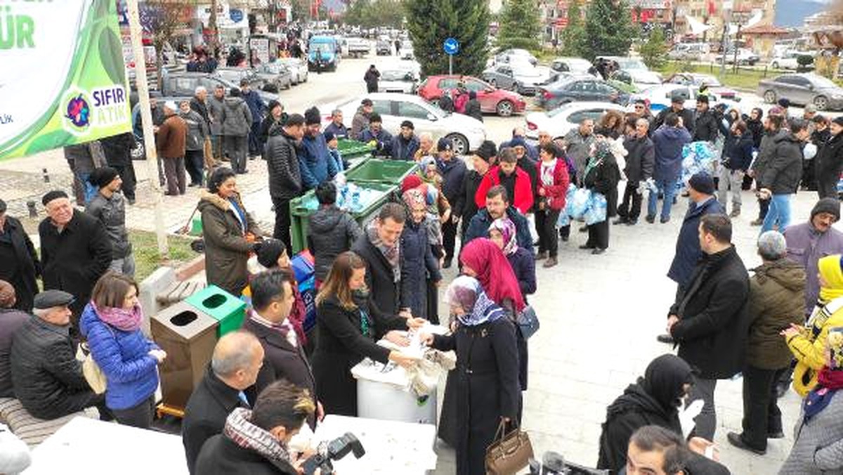 Safranbolu\'da 5 Plastik Şişe Getirene Bez Çanta Kuyruğu