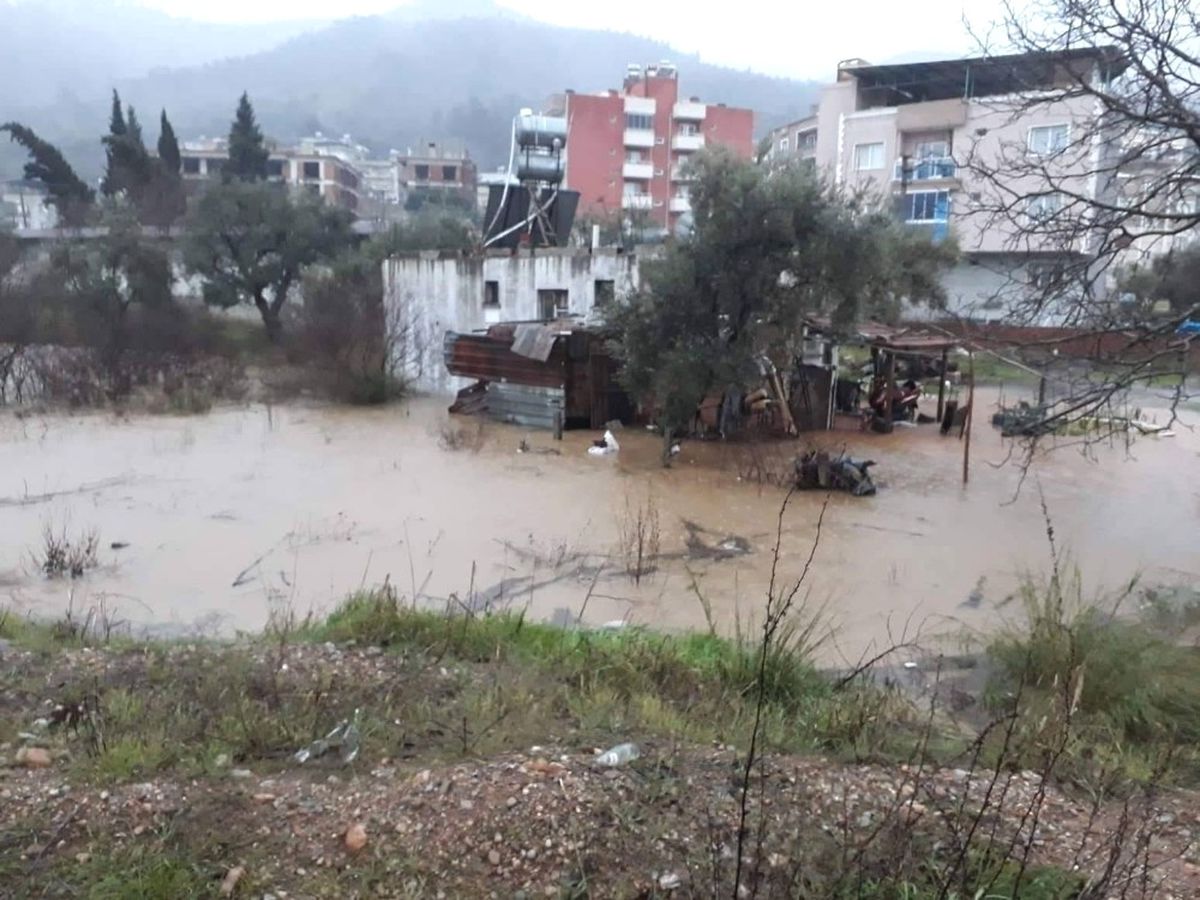 Sağanakla Beraber Oluşan Heyelan 2 Mahalle Yolunu Kapattı