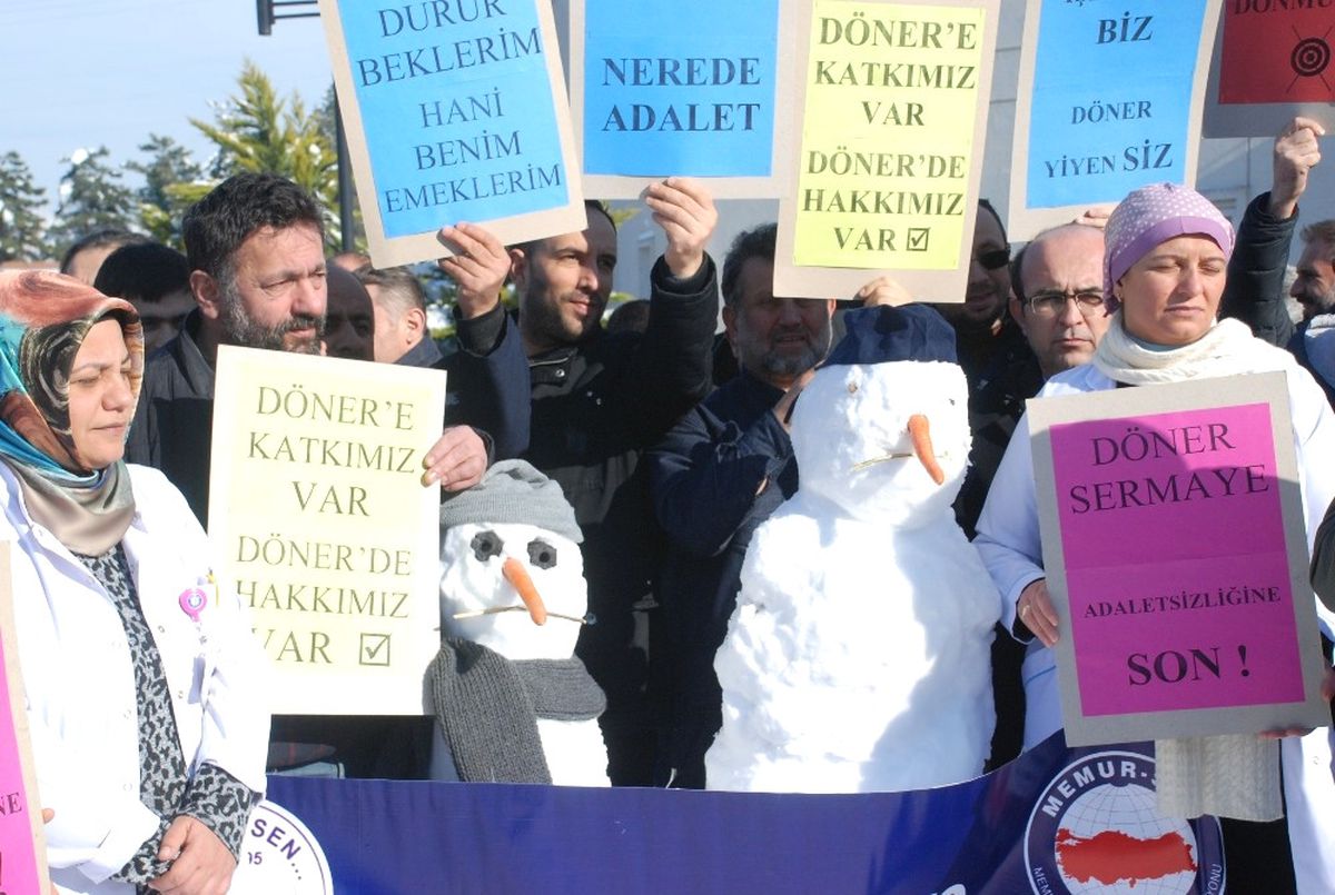 Sağlıkçılardan \'Kardan Adamlı\' Eylem
