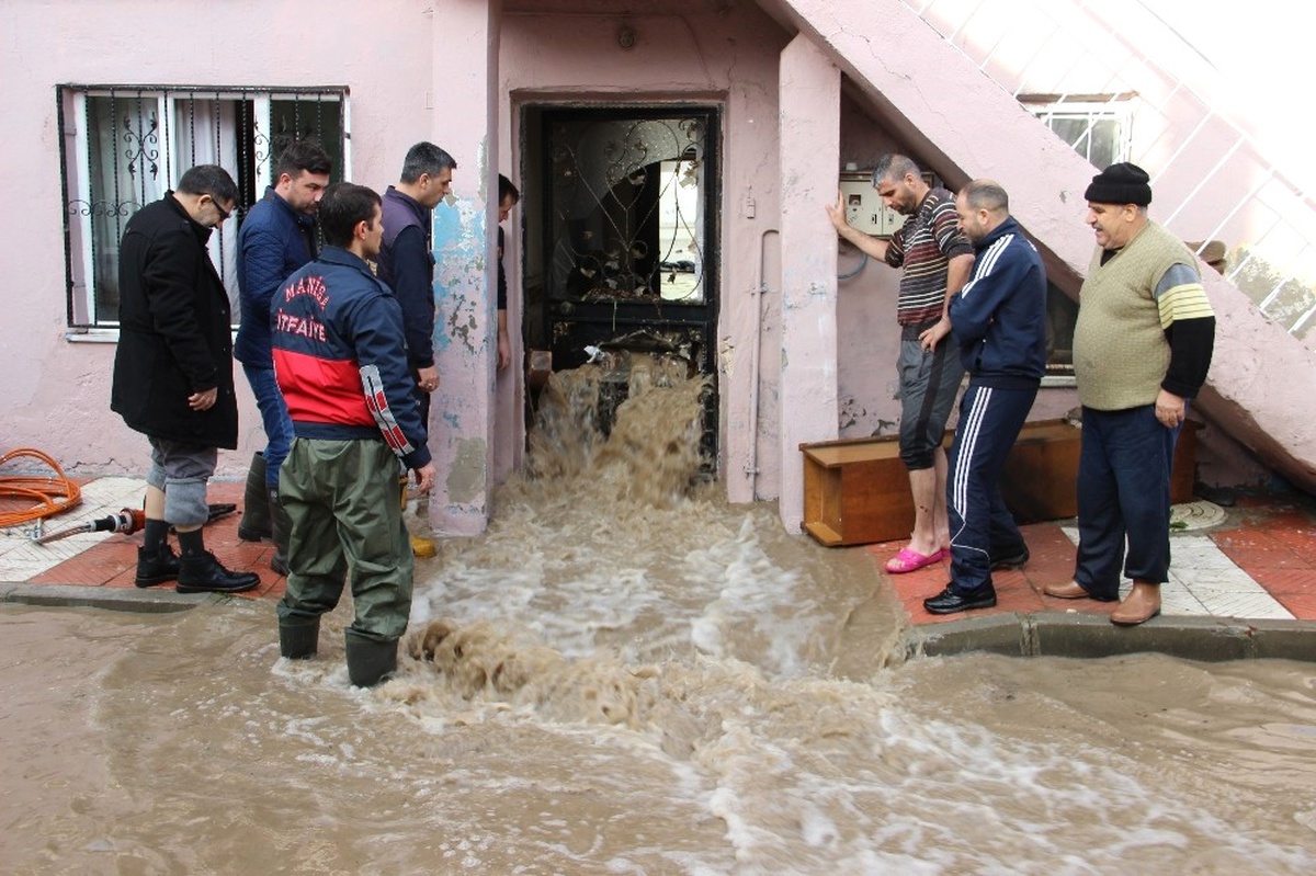 Sel Suları Evlerin Pencerelerinden Taştı