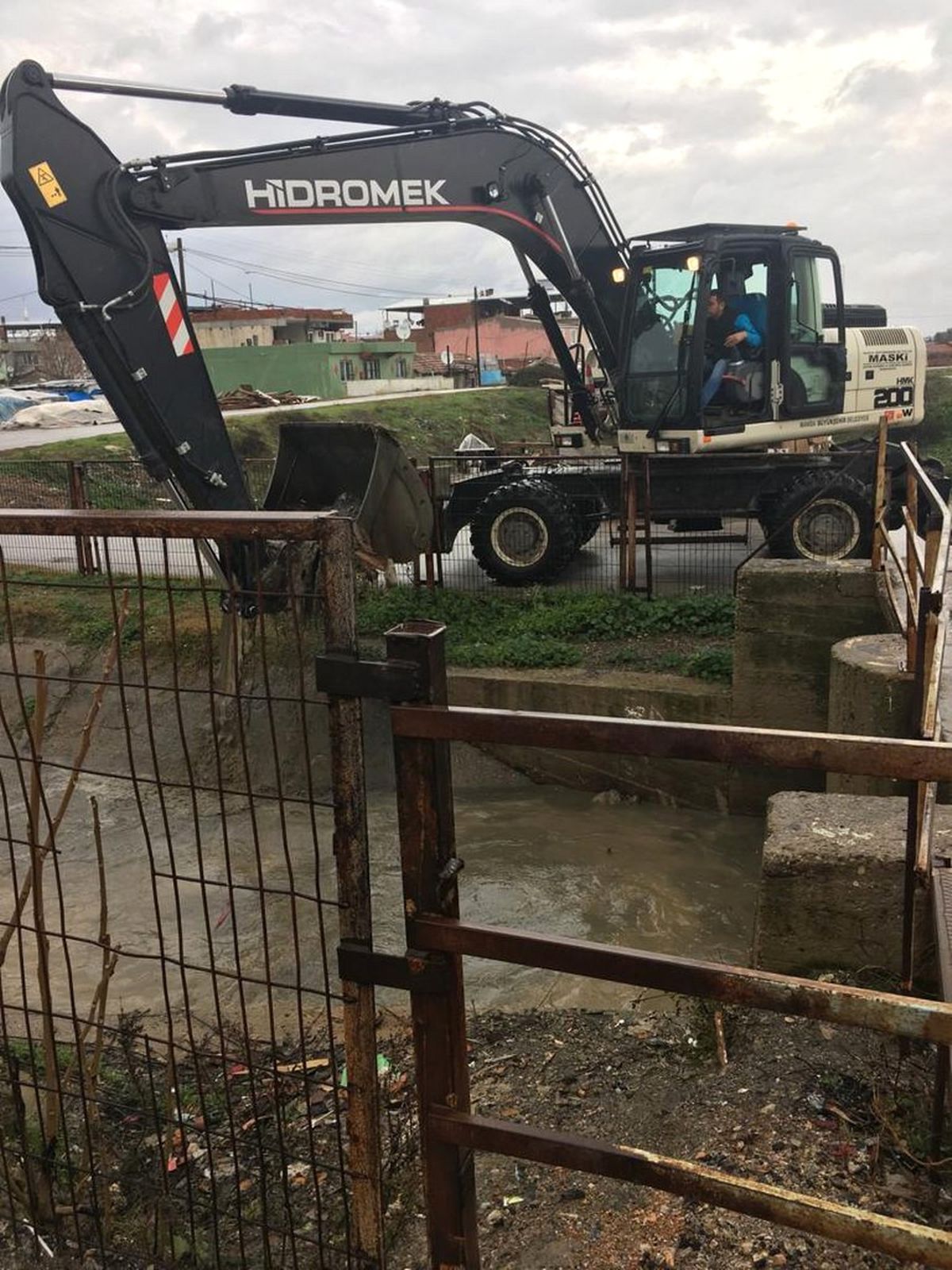 Sulama Kanalı\'ndaki Taşkını Önlemek İçin Çalışmalar Devam Ediyor