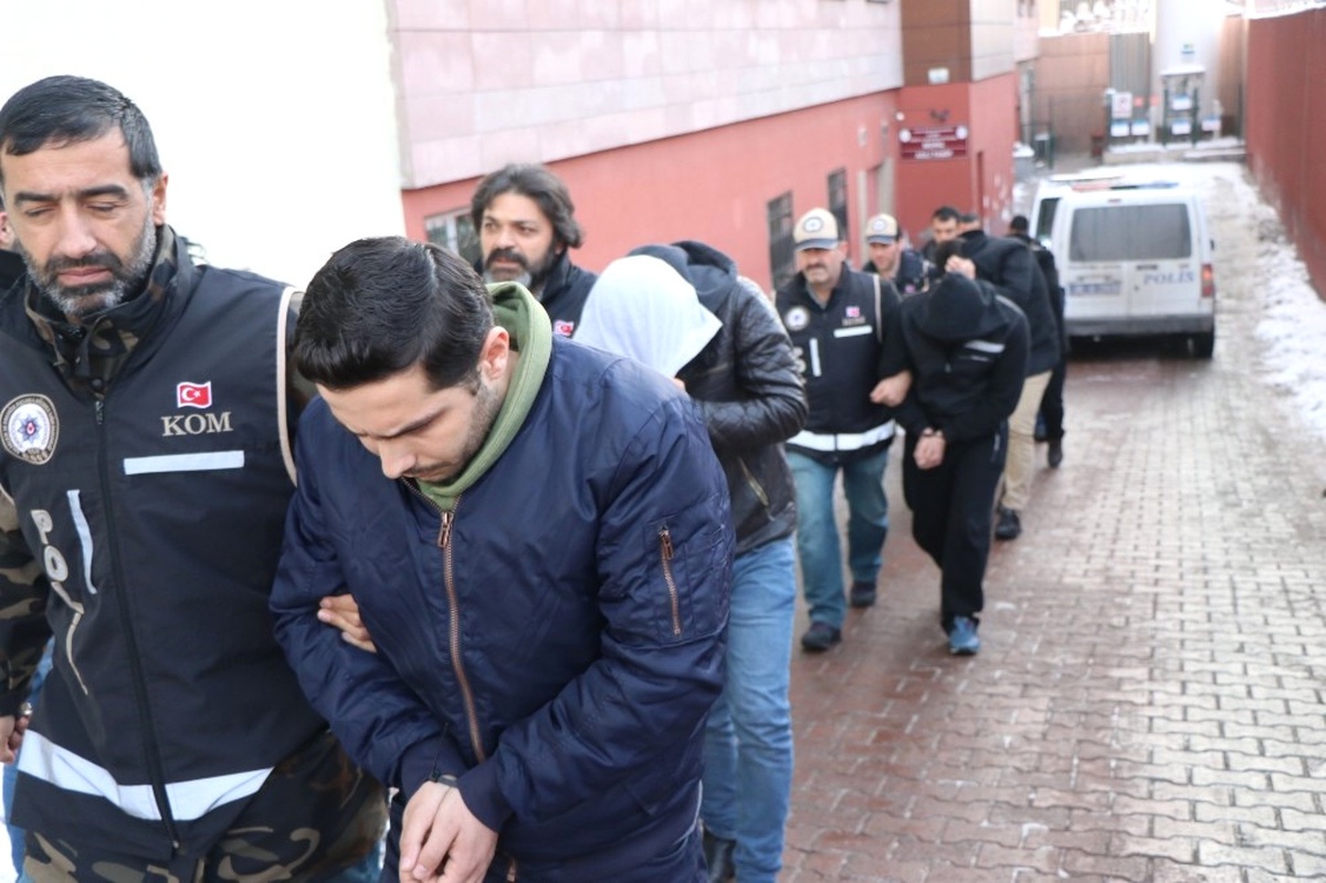 Suriyelilere Sahte Kimlik ve İkametgah Belgesi Düzenleyen 7 Kişi Adliyeye Sevk Edildi
