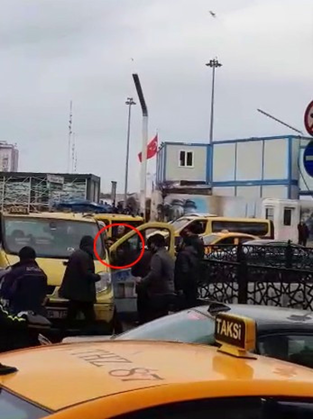 Taksim Meydanı\'nda Dolmuşçuların Korna Kavgası Kamerada