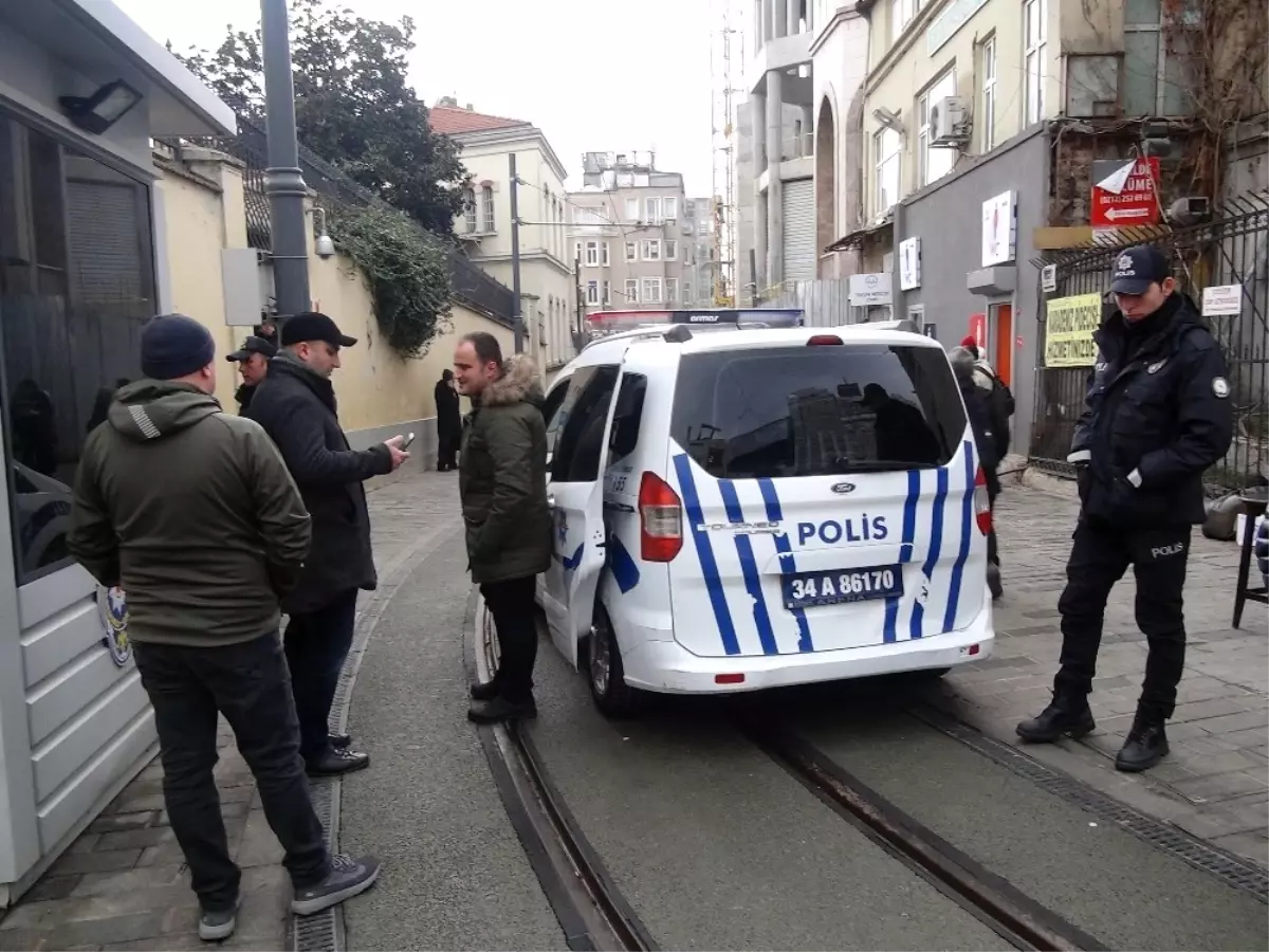 Taksim Meydanında Kaybolan Güney Afrikalı Çocuk İçin Polis Seferber Oldu