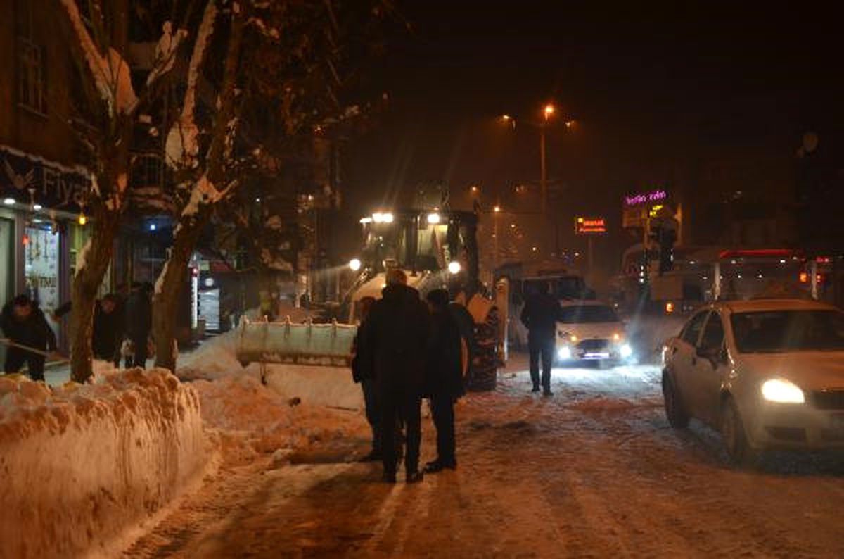 Tatvan\'da Kar Durdu, Ekipler Temizleme Çalışması Başlattı